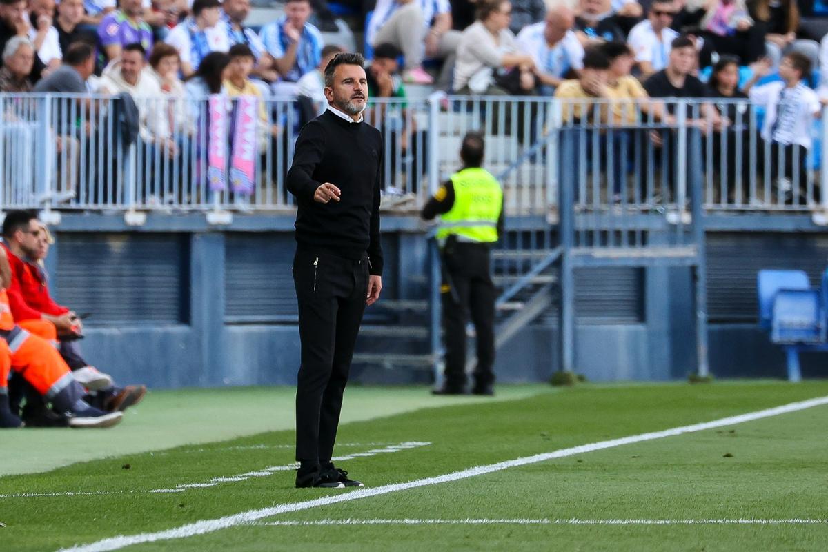 Iván Ania da indicaciones a sus futbolistas durante la visita al Málaga.