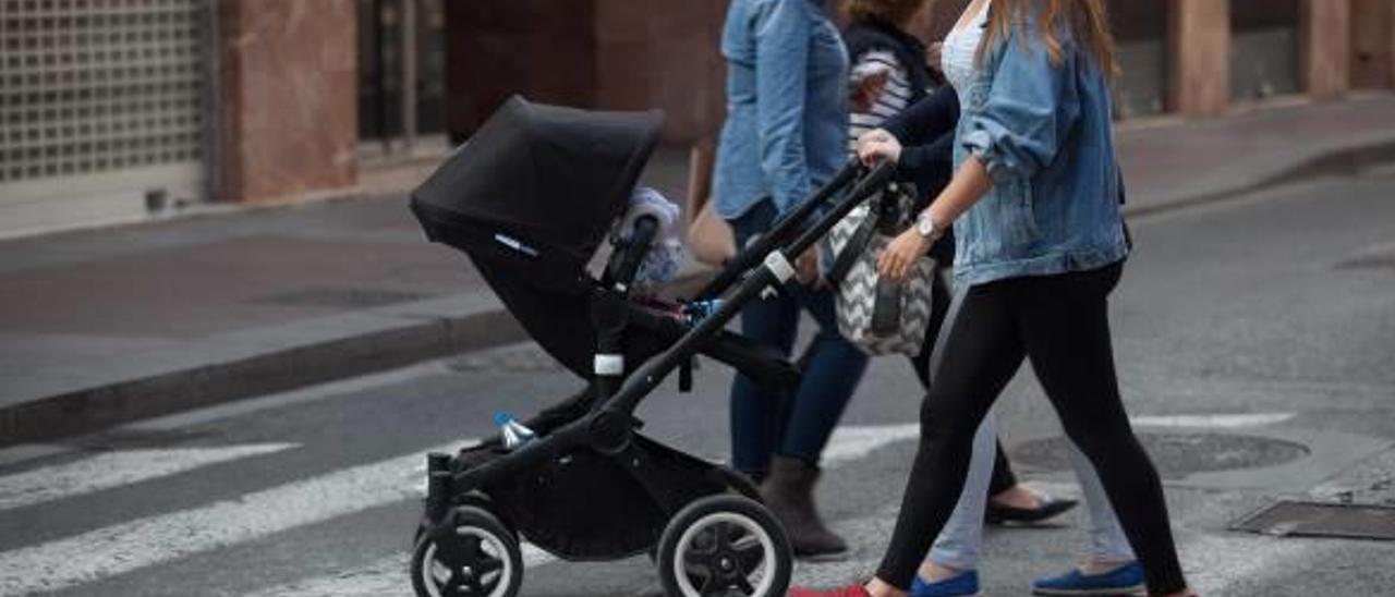 Los permisos de maternidad caen casi un 20% en diez años