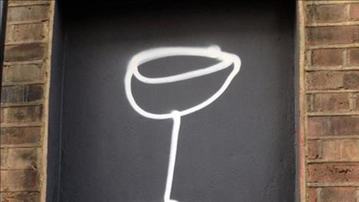 Grafiti con la leyenda 'Middle class by the glass' (Clase media por copas), en una calle de Londres.