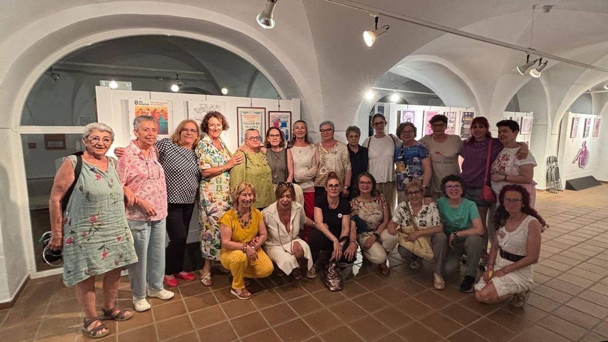 Miembros de Ventana Abierta y visitantes, en la exposición organizada con motivo del 30 aniversario.