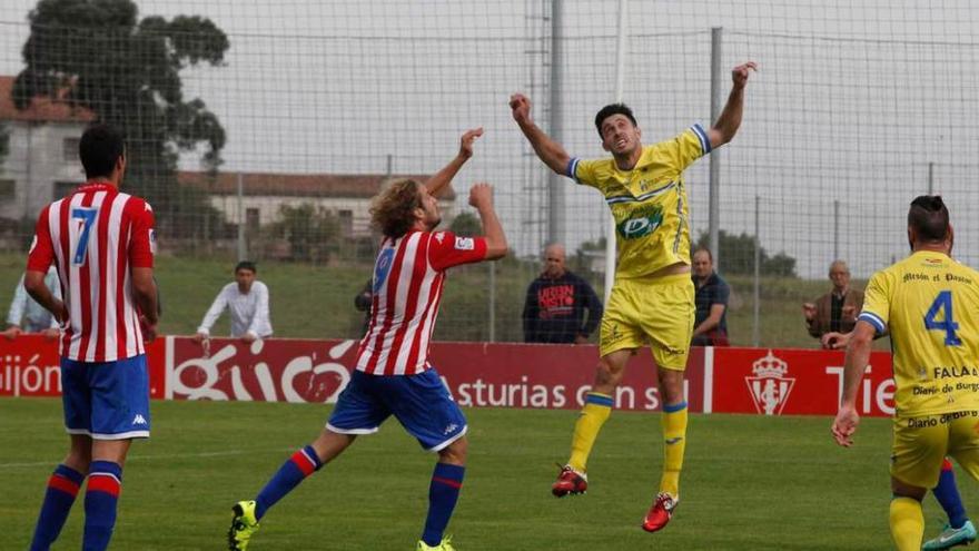 Mendi, ante la mirada de Pablo Fernández, lucha por un balón aéreo en el duelo ante la Arandina.