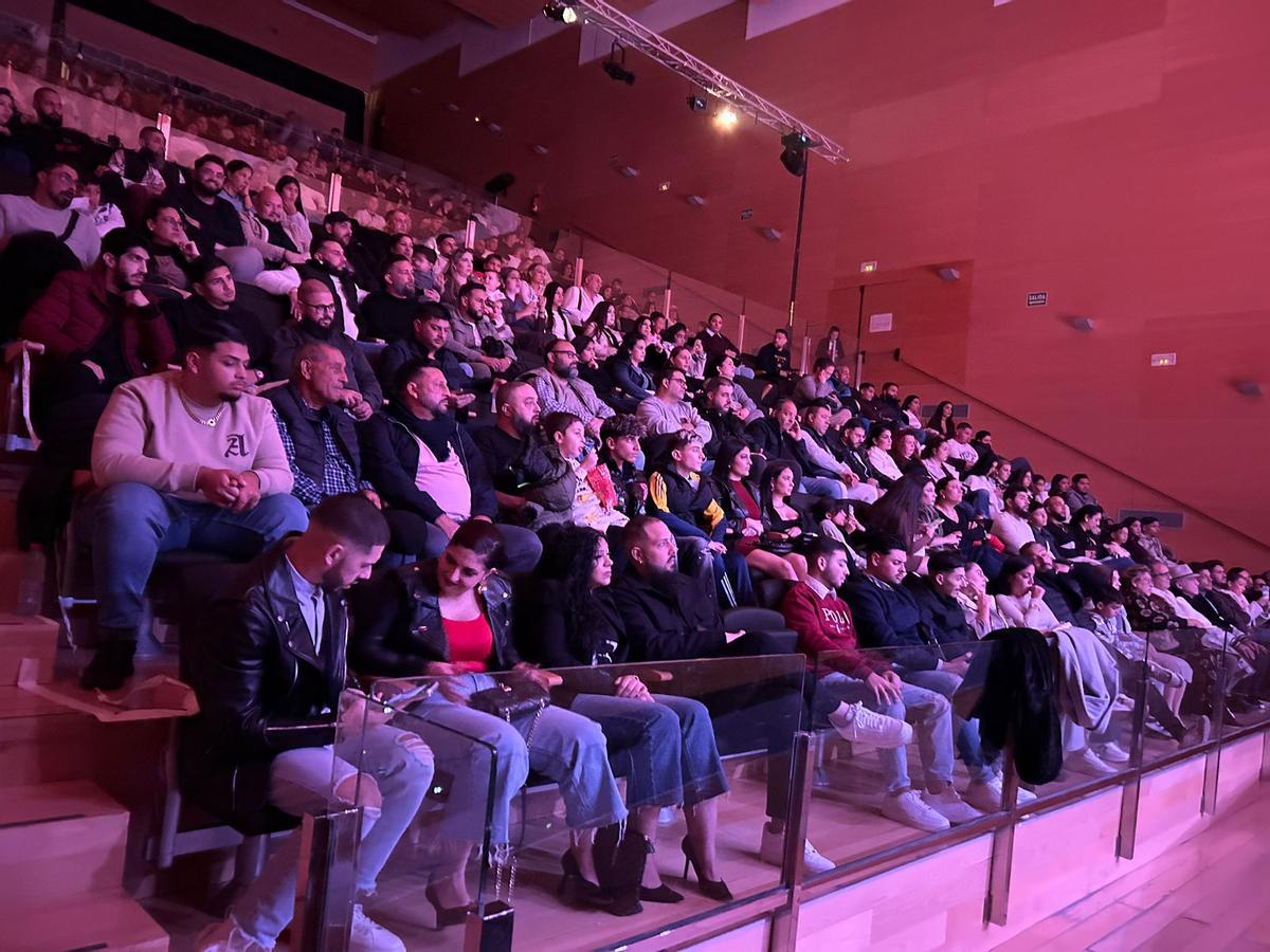 El auditorio Antonio Cabeza de Paterna, lleno en el encuentro de asociaciones gitanas.