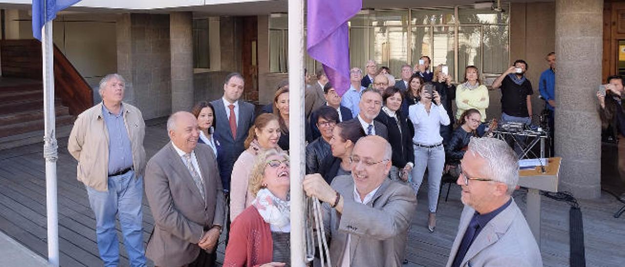 Bento pide el acuerdo que autorizó a ondear la bandera feminista