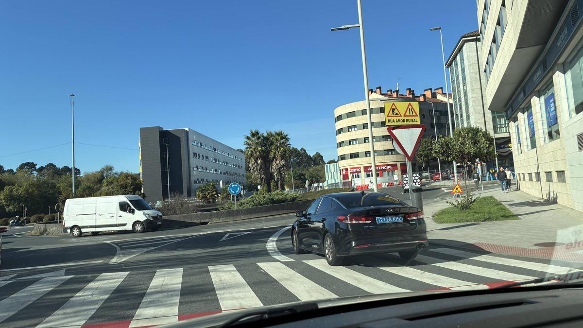 Un vehículo VTC circulando por el barrio de Pontepedriña en Santiago de Compostela