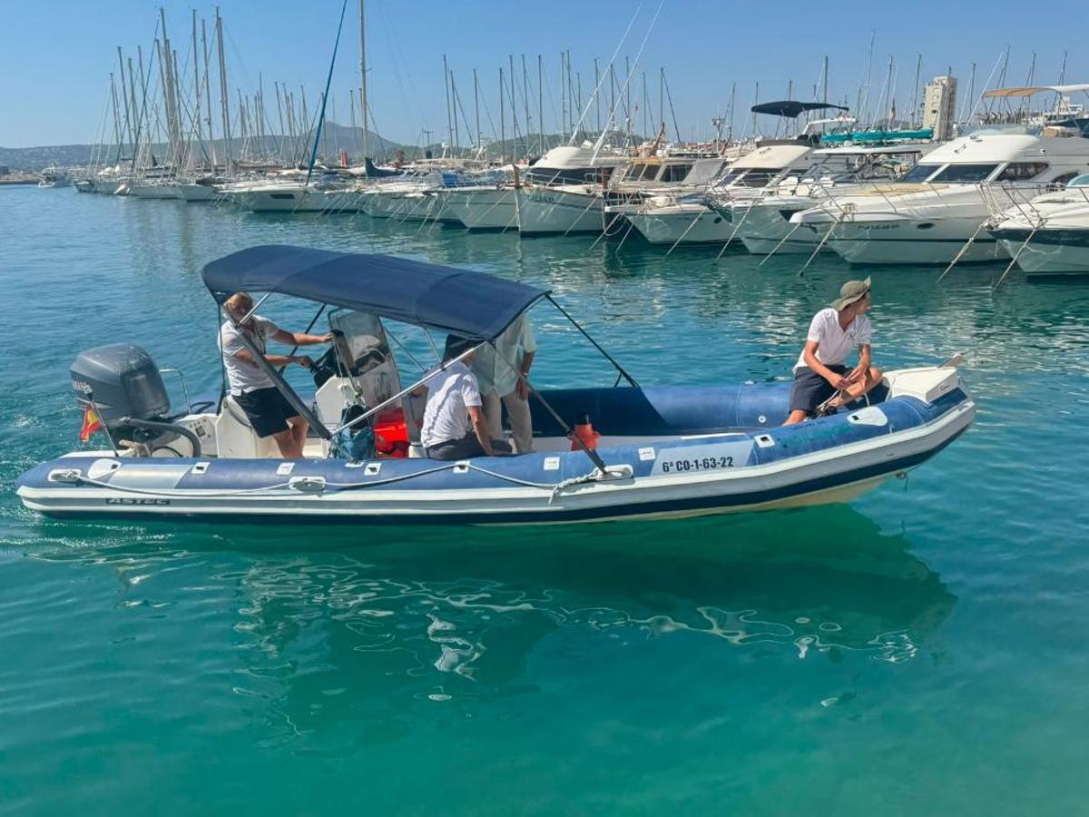 Una embarcación de vigilancia en aguas de Dénia