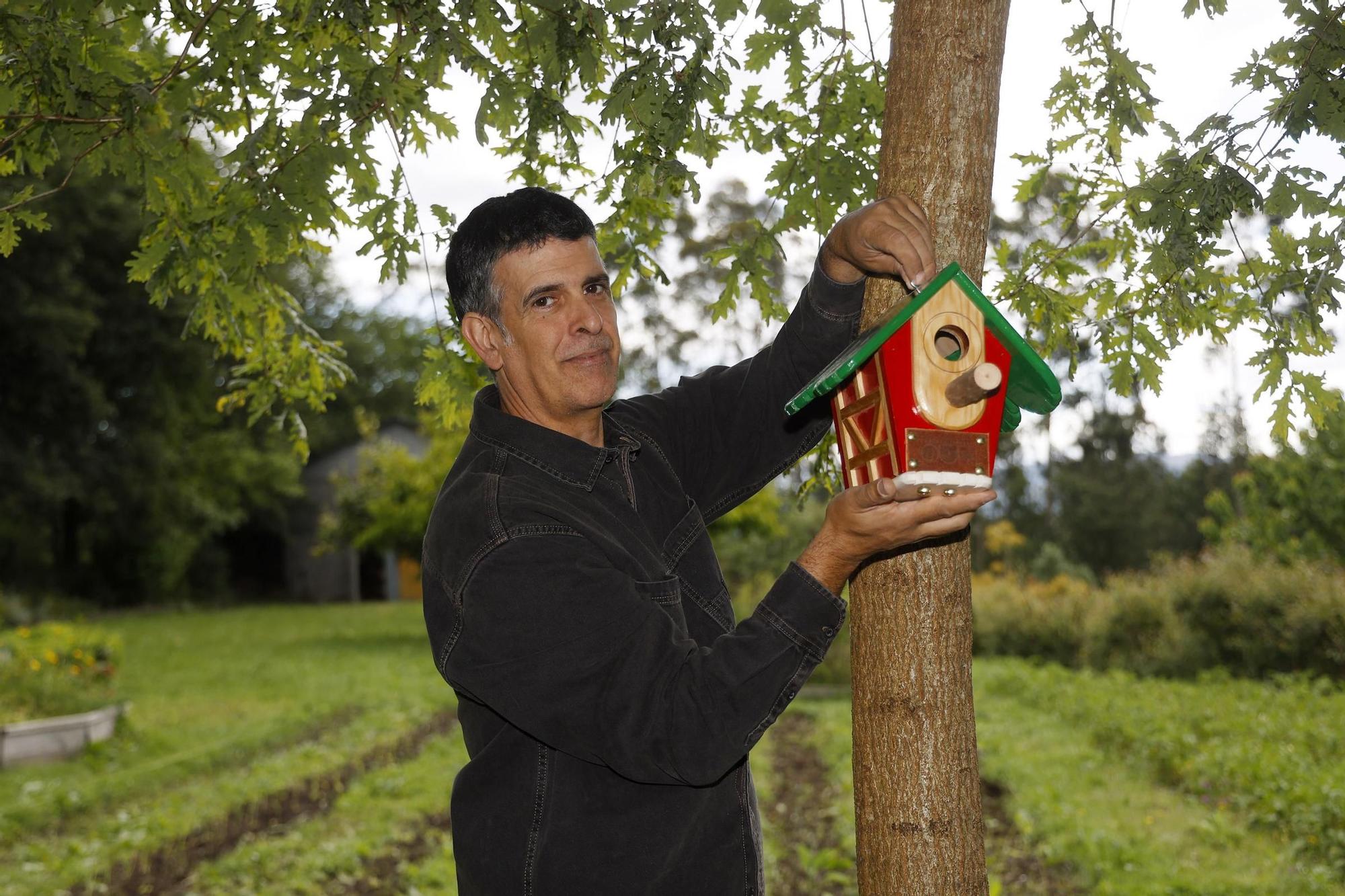 Luis Portabales en su refugio creativo rodeado de bosque con una de las casas-nido que elabora (2).jpg