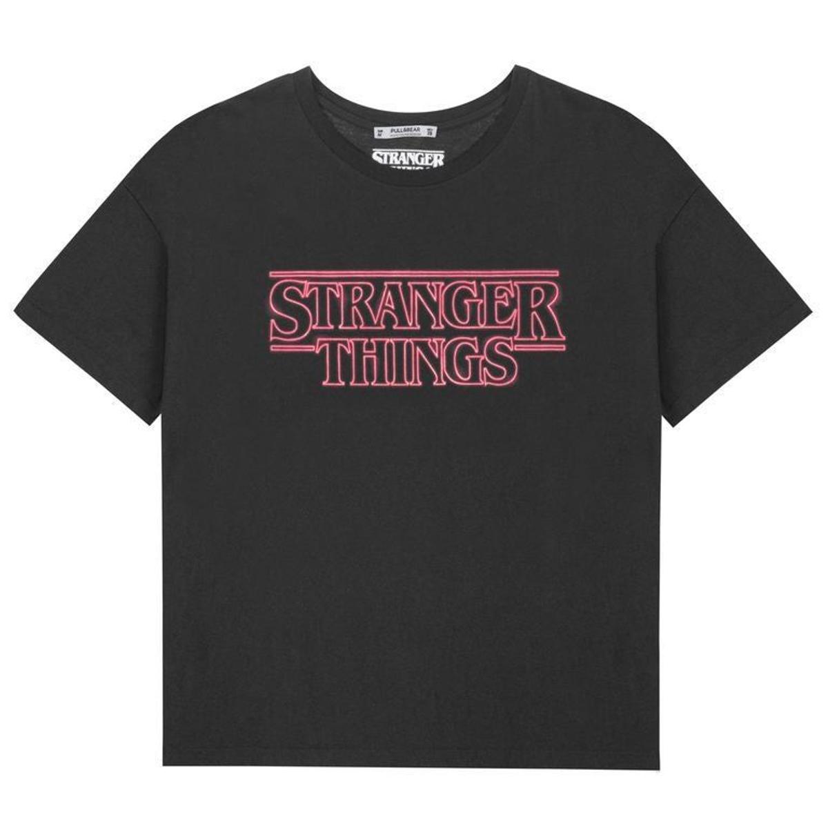 Camiseta negra con el logo de 'Stranger things', de Pull and Bear