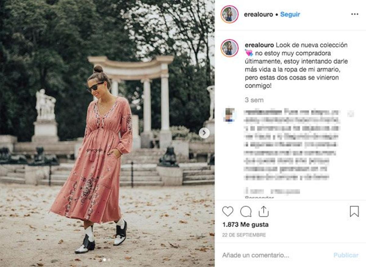 La estilista Erea Louro con botines 'cowboy' de punta cuadrada de Zara