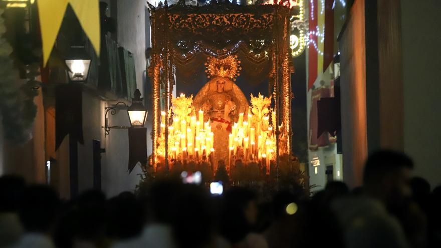 La Virgen de la Paz coronada recorre en procesión las calles de Córdoba