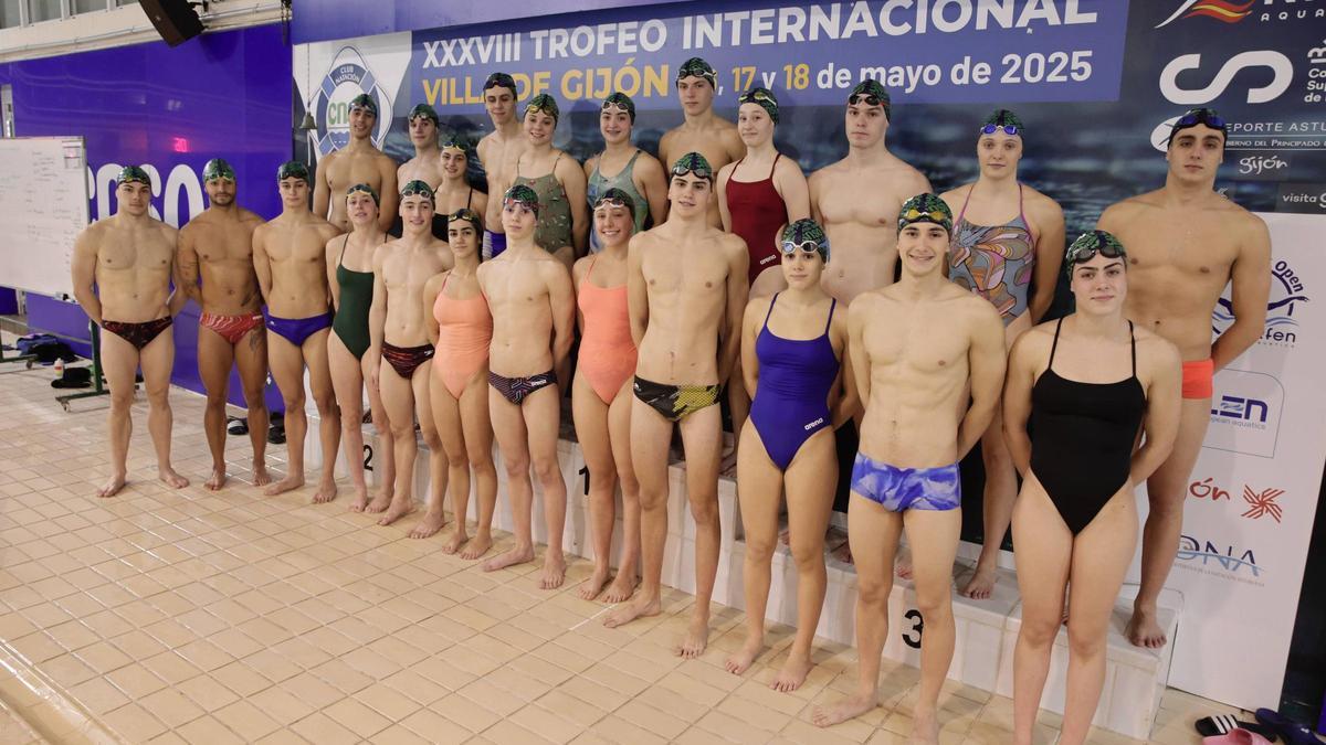 La expedición de nadadores que representará al Santa Olaya en la Copa de España de clubes