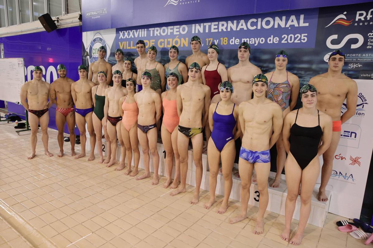 La expedición de nadadores que representará al Santa Olaya en la Copa de España de clubes