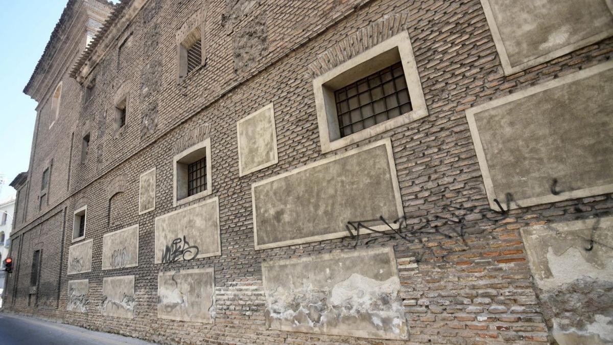 Estado que presenta una de las fachadas del convento, llena de pintadas. | ISRAEL SÁNCHEZ