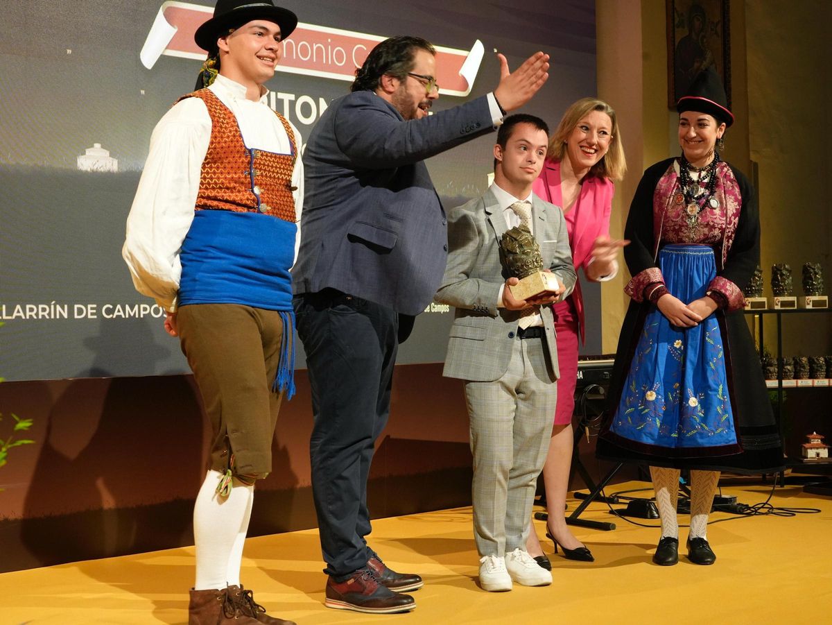 Integrantes de Capitonis Durii recogen su premio en Villarrín de Campos.