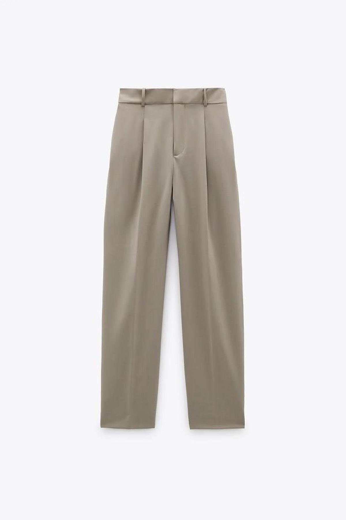 Pantalón de pinzas de tiro alto en color visón, de Zara