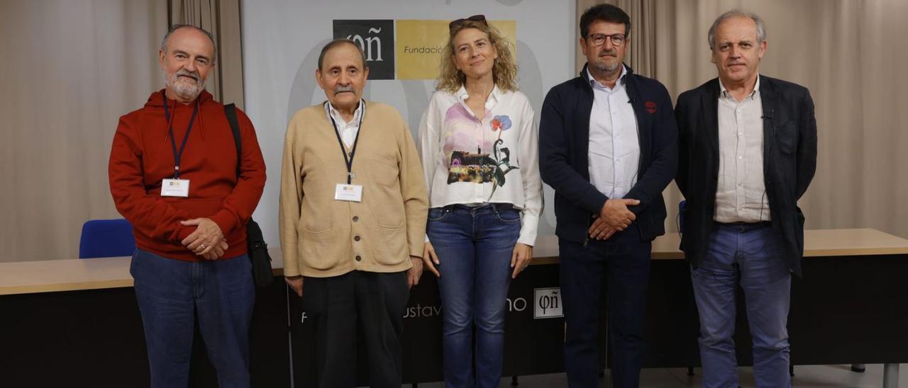 Por la izquierda: Josechu Pozo,Tomás García López, Atilina Guerrero, Joaquín Robles López y Gustavo Bueno Sánchez, ayer en los Encuentros de Filosofía. | Miki López