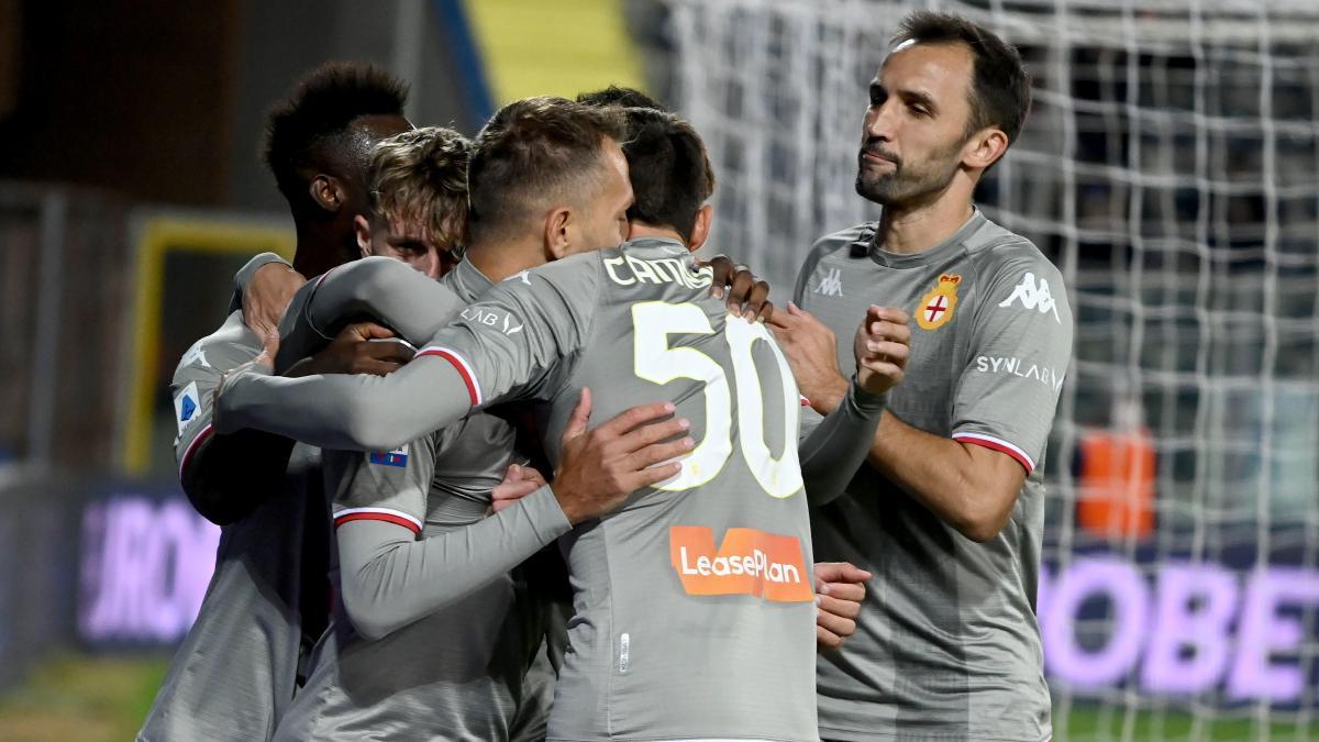 Los jugadores del Genoa celebran un gol en el empate de la Serie A frente al Empoli