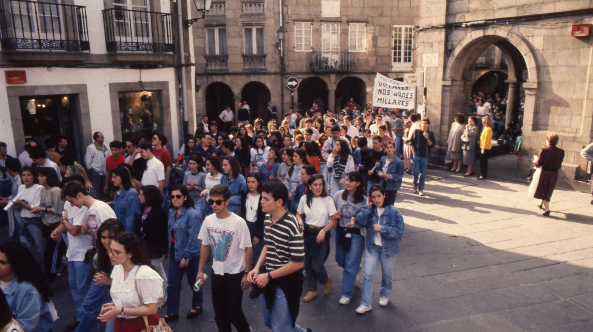 CONFLICTO SELECTIVIDAD 1992. MANIFESTACION DE ESTUDIANTES, PROFESORES Y PADRES DE ALUMNOS TRAS CONOCERSE LA SUSPENSION DE TRES DE LAS PRUEBAS DE SELECTIVIDAD POR FILTRACIONES DE LOS EXAMENES. 18/06/1992. FDV.