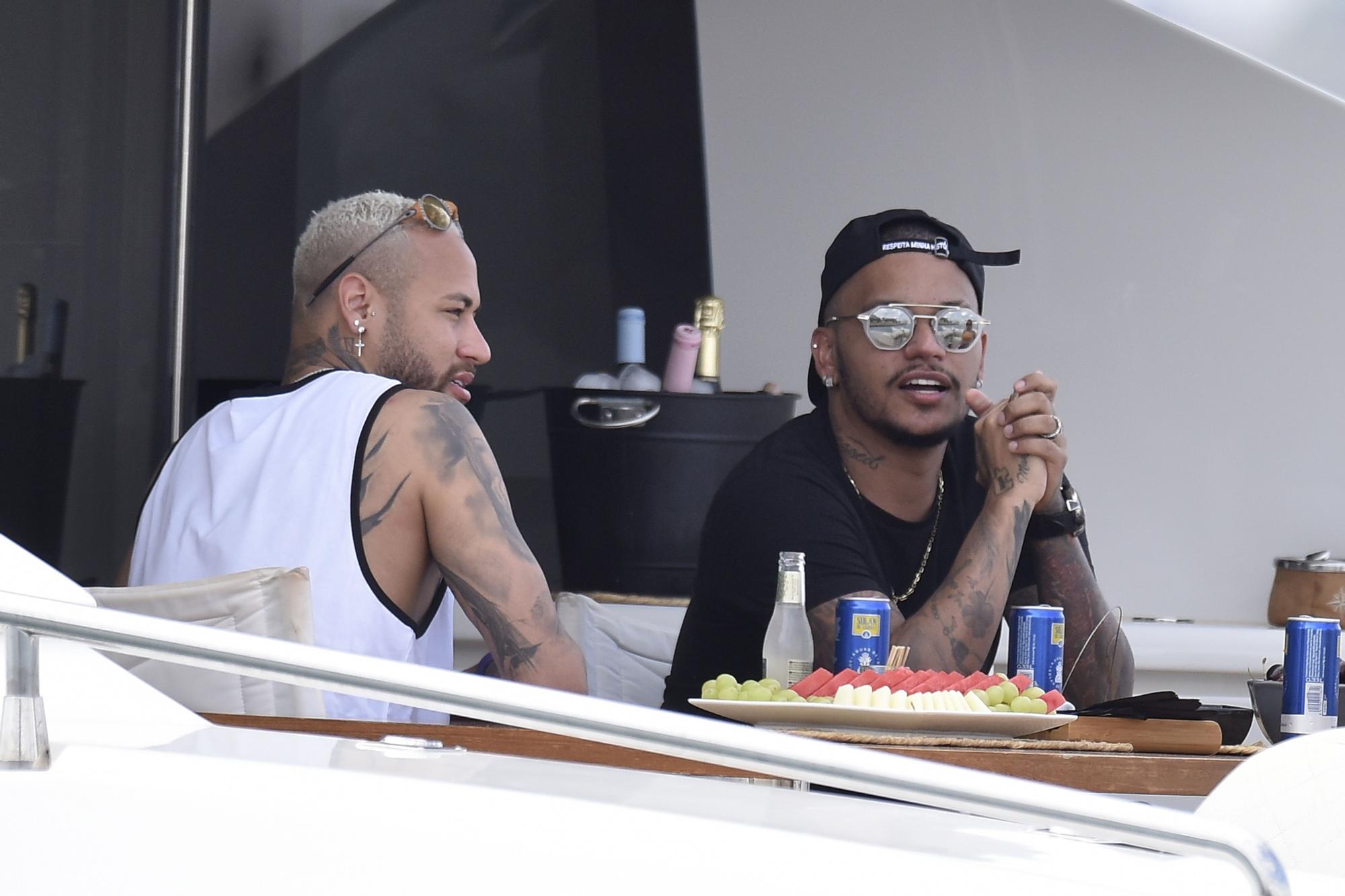 Neymar navega con un grupo de amigos en Ibiza