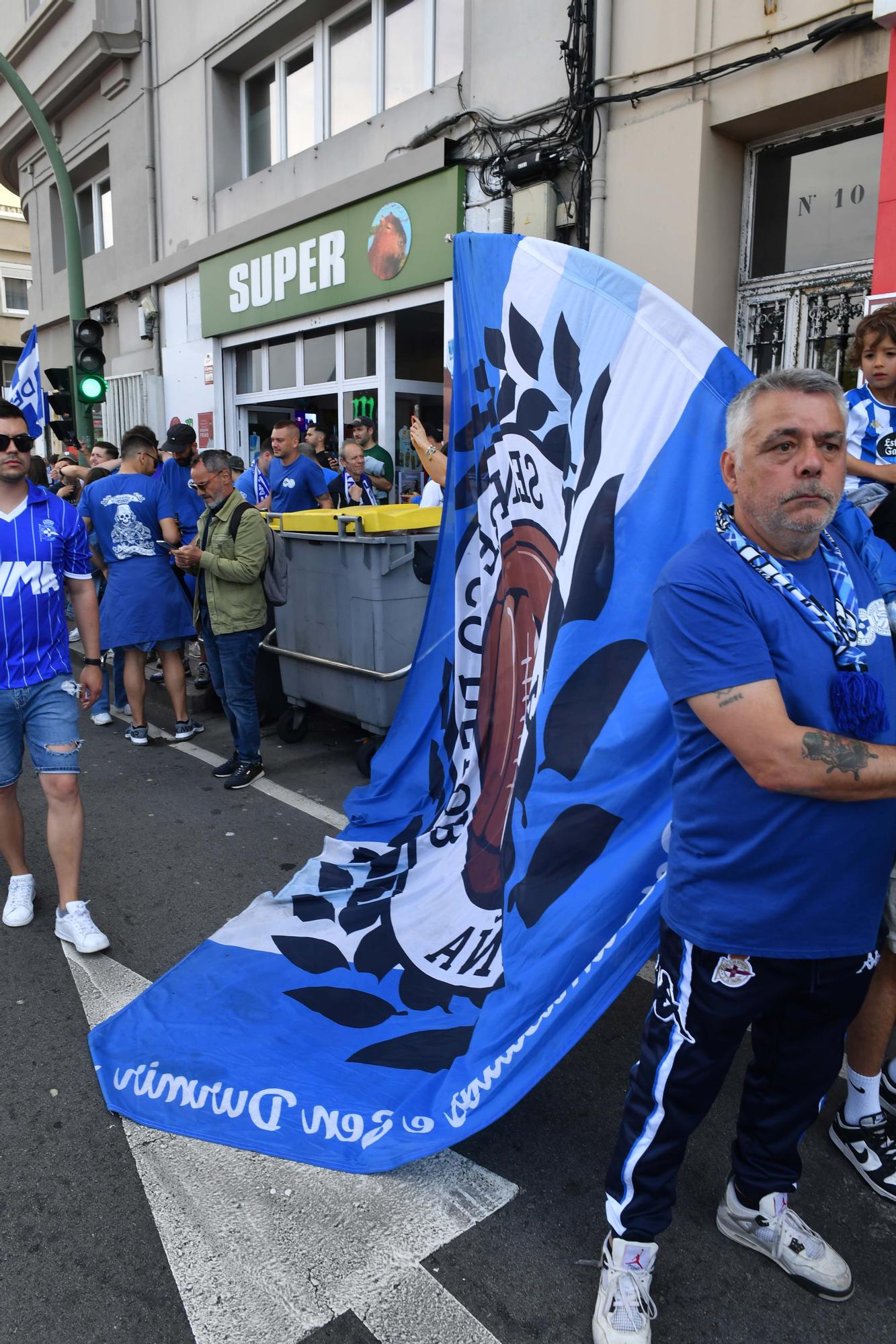 Multitudinario recibimiento de la afición al Dépor en Riazor antes del partido contra el Castellón