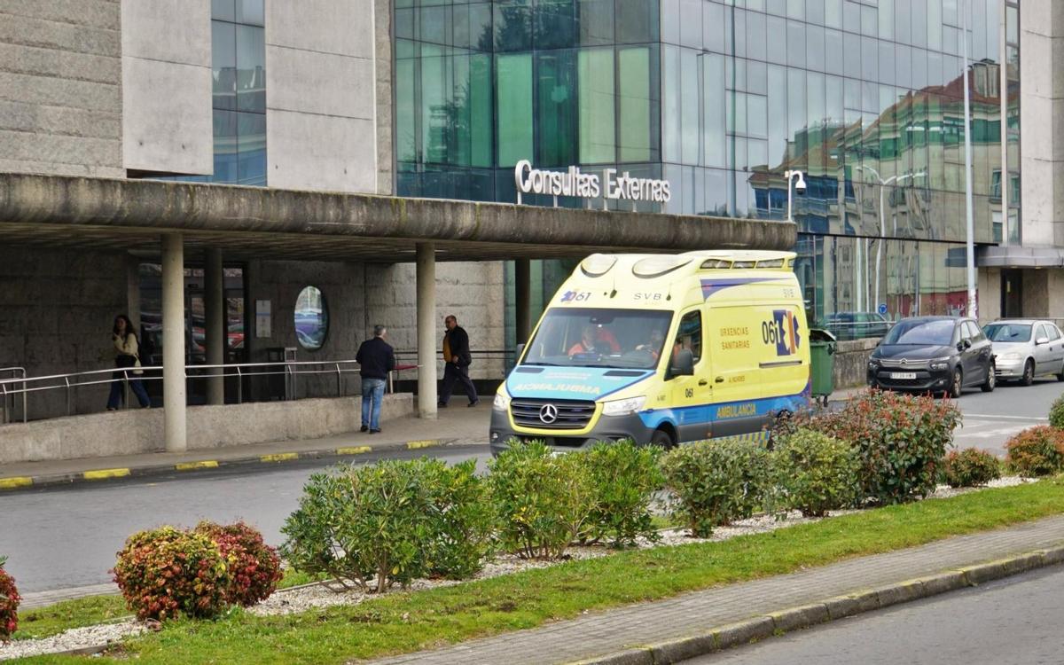 Una ambulancia de Urxencias Sanitarias en el CHUS de Santiago
