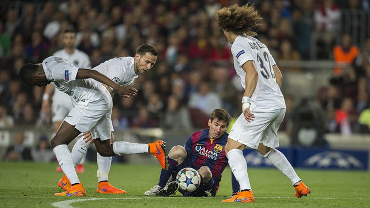 Messi defiende la posesión del balón sentado en el césped, durante la vuelta de cuartos de la Champions entre el Barça y el PSG