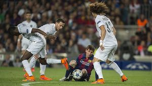 Messi defensa la possessió de la pilota assegut a la gespa, durant la tornada de quarts de la Champions entre el Barça i el PSG.