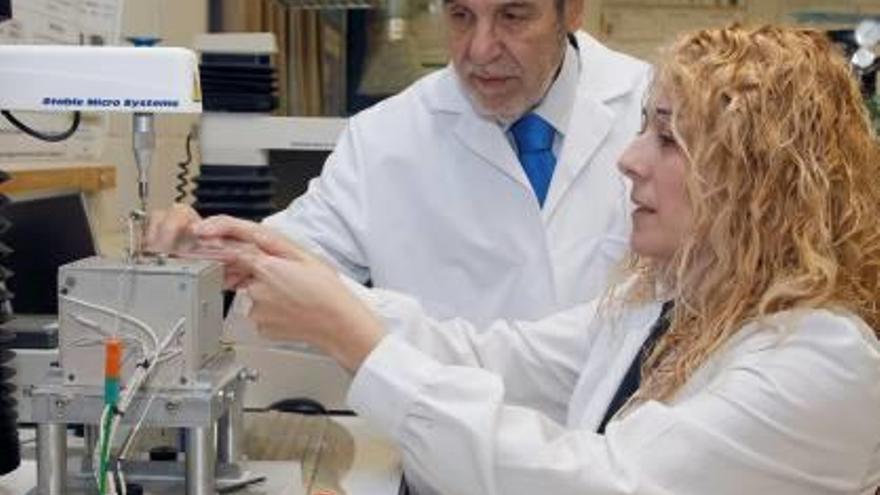 Prueba de resistencia del adhesivo de poliuretano creado por los investigadores José Miguel Martín y Mónica Fuensanta en el Laboratorio de Adhesión y Adhesivos de la UA.