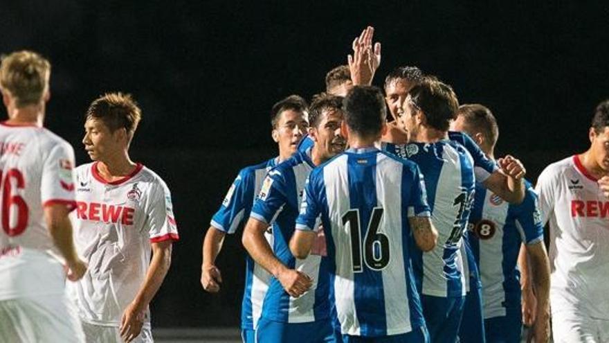 Jugadors del RCD Espanyol celebren un dels gols davant el FC Koeln