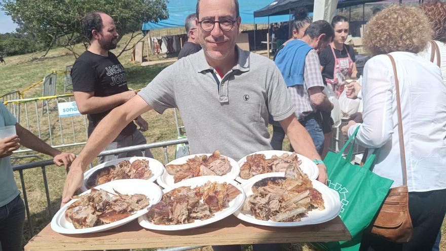 Cientos de personas comparten mesa y mantel en Celles: éxito de la gran corderada popular
