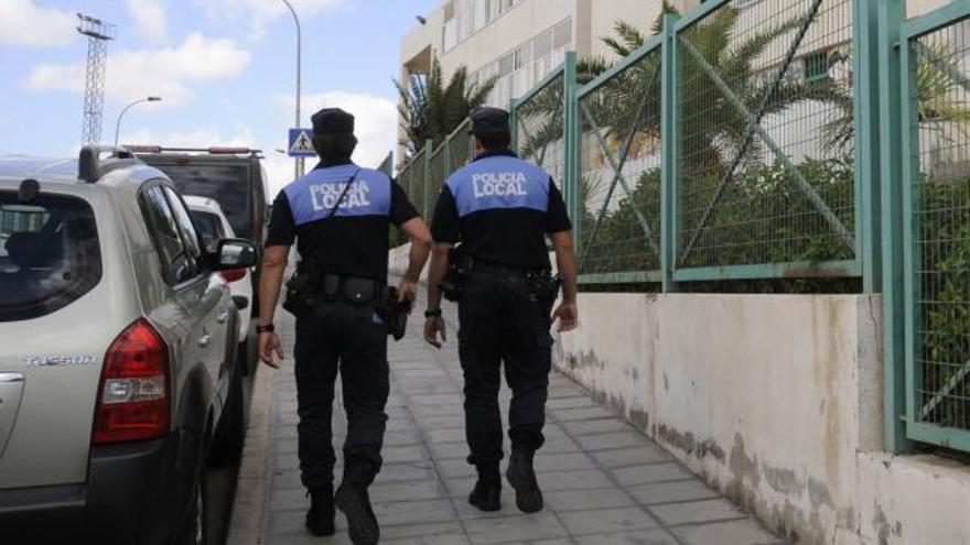 Agentes de la Policía Local de patrulla por las calles de Arrecife. | lp / dlp