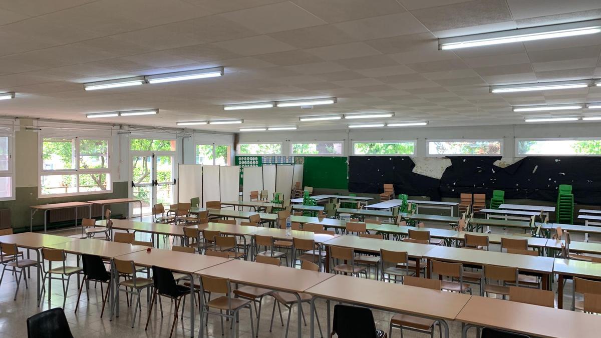 Una aula instal·lada en un racó del menjador de l’institut escola Greda d’Olot.