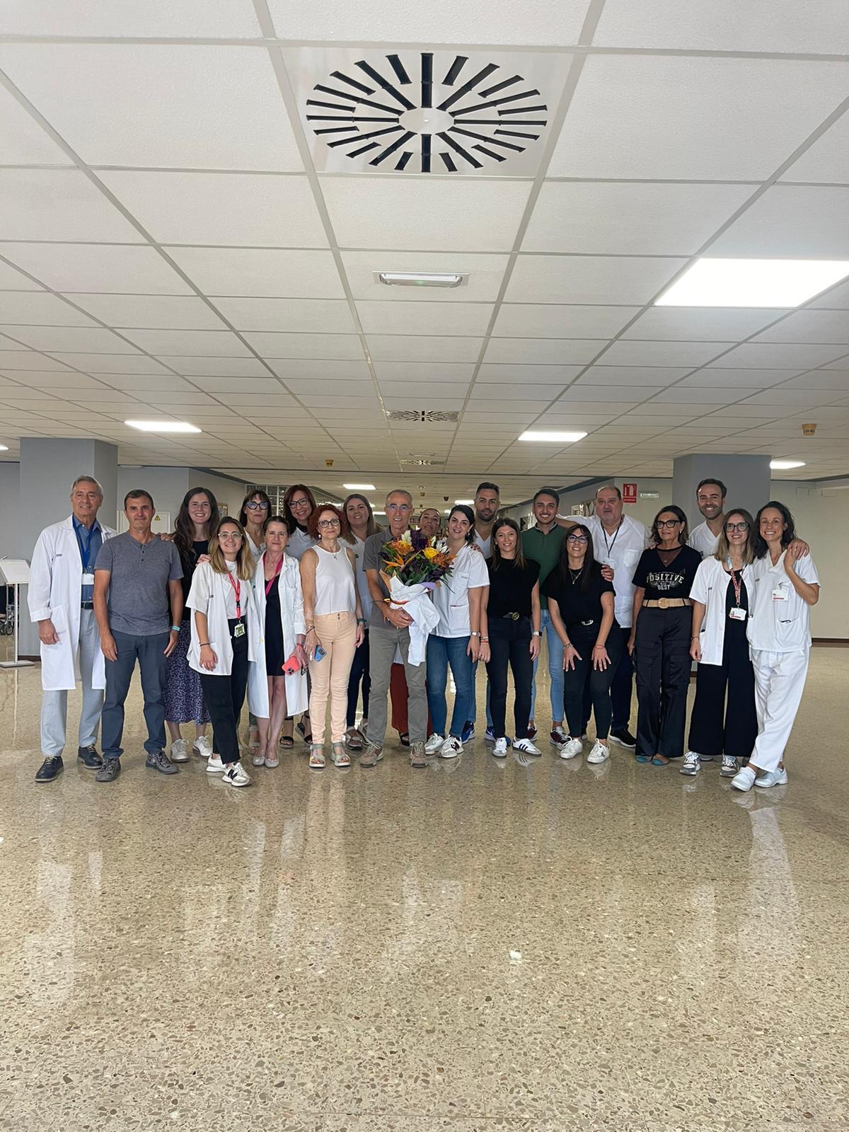 El doctor Manuel Hernández junto a sus compañeros de la UHD del Lluís Alcanyís, tras su jubilación.