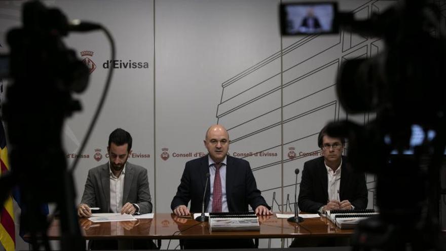 Javier Torres, Vicent Marí y Salvador Losa presentan los presupuestos del Consell de Eivissa. | VICENT MARÍ