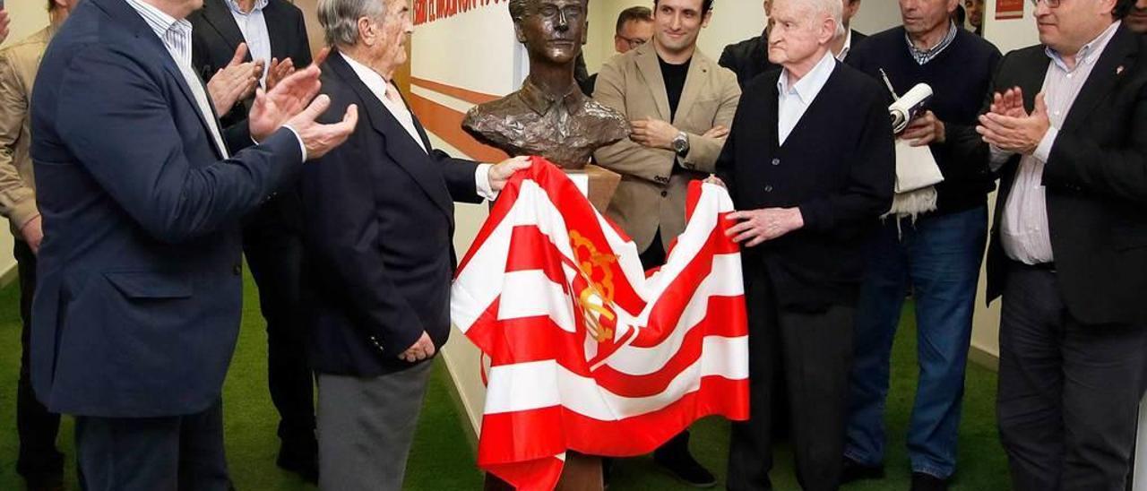 El pasado día 4 de abril Miguel Fanjul (a la izquierda, sujetando una bandera del Sporting) descubrió con el exfutbolista Molinucu (también con la bandera) un busto de Anselmo López, fundador de la entidad balompédica.