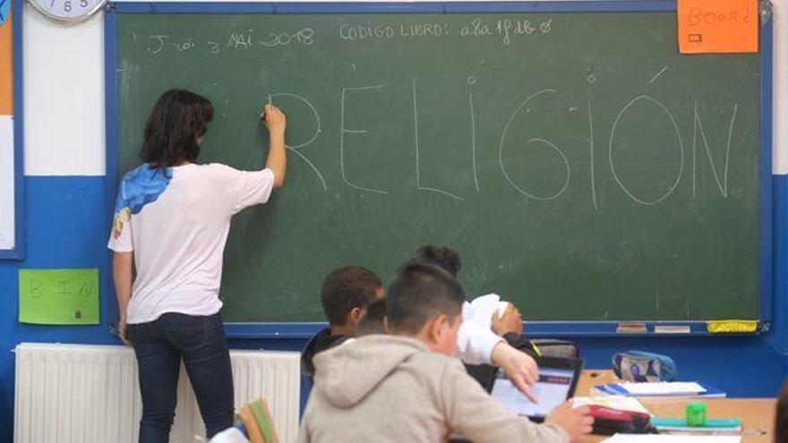 Una profesora de clase de religión.