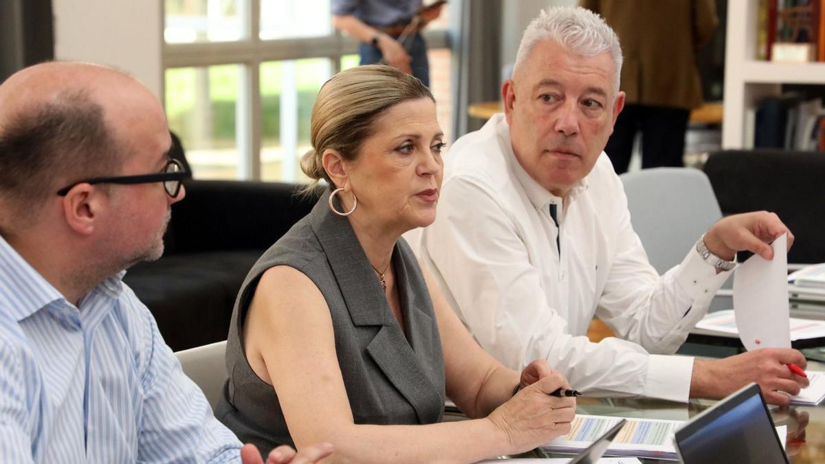 La consellera de Educación, Carmen Ortí, junto al secretario autonómico, Daniel McEvoy, este viernes