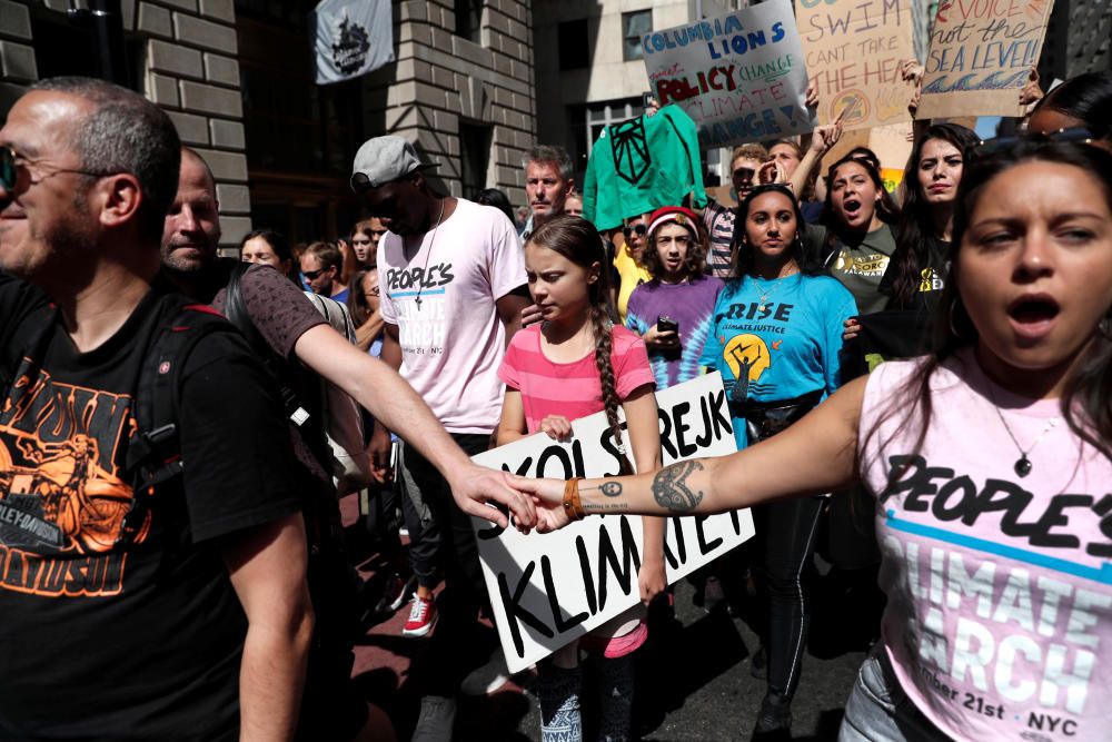 Miles de jóvenes se manifiestan en Nueva York contra el cambio climático.