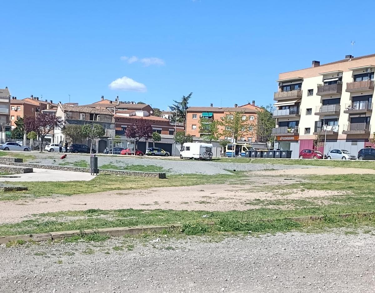 L'autocaravana aturada a la plaça 11 de Setembre de Sant Fruitós i alguns dels vehicles policials i ambulància