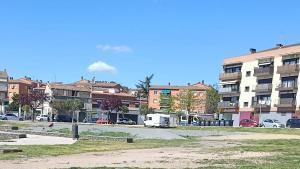 Lautocaravana aturada a la plaça 11 de Setembre de Sant Fruitós i alguns dels vehicles policials i ambulància