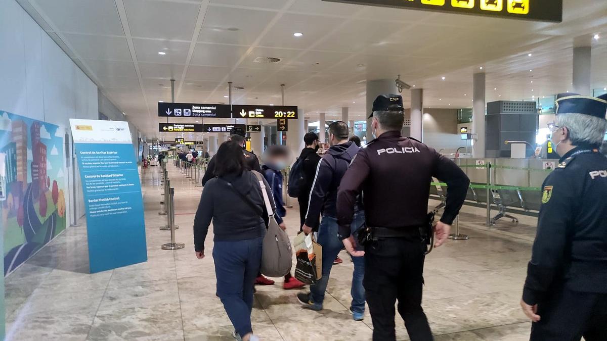 Agentes de la Policía Nacional realizan una actuación en el Aeropuerto de Alicante-Elche.