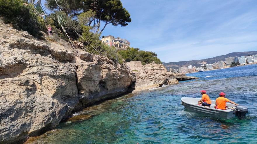 Los bomberos rescatan a dos turistas atrapados en un acantilado en Calvià