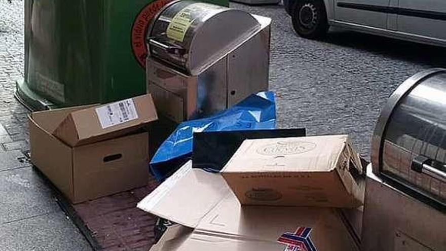 Situación en la que se encuentran los contenedores subterráneos. Abajo, la basura se acumula en la calle. // Iñaki Osorio