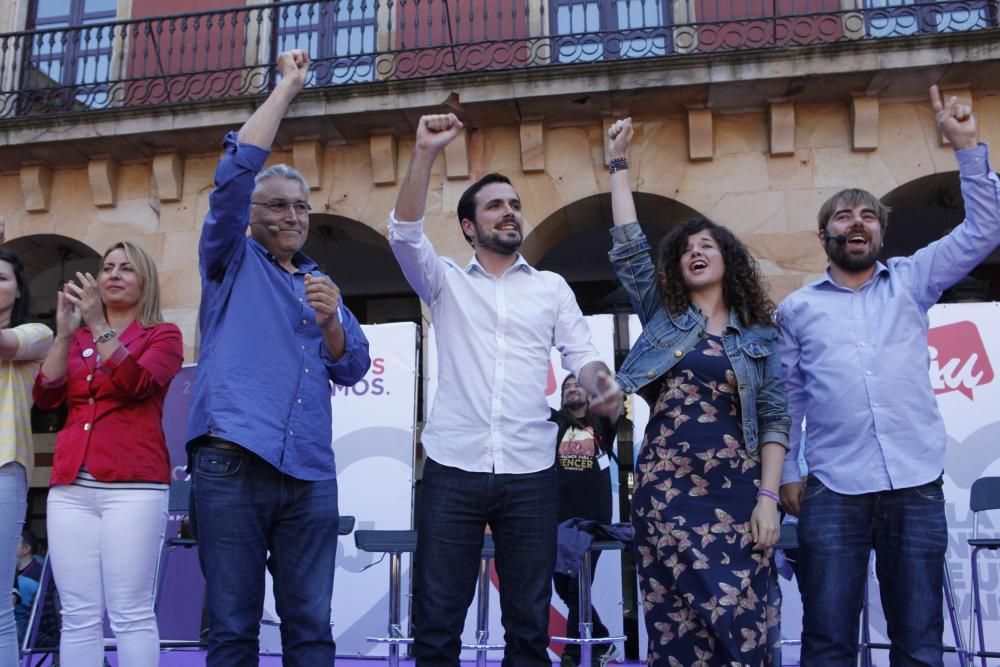 Alberto Garzón en un mitin de Unidos Podemos en la Plaza Mayor de Gijón