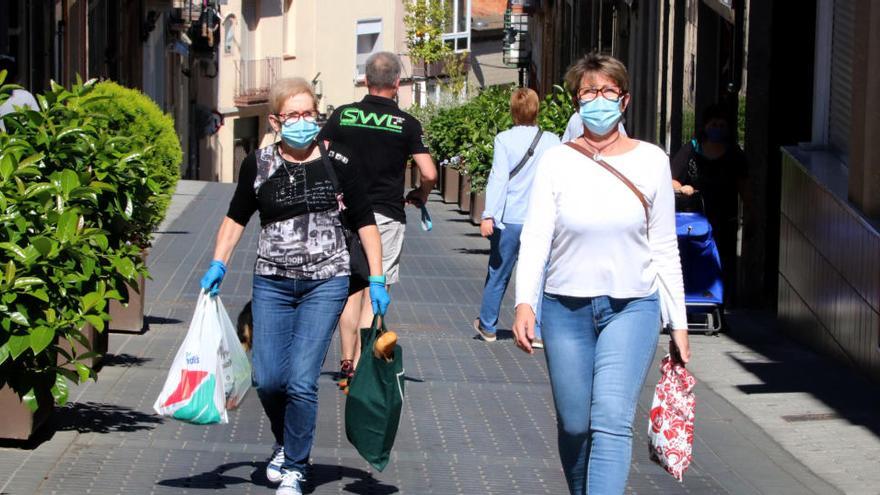 Vianants caminant amb mascareta per Gelida