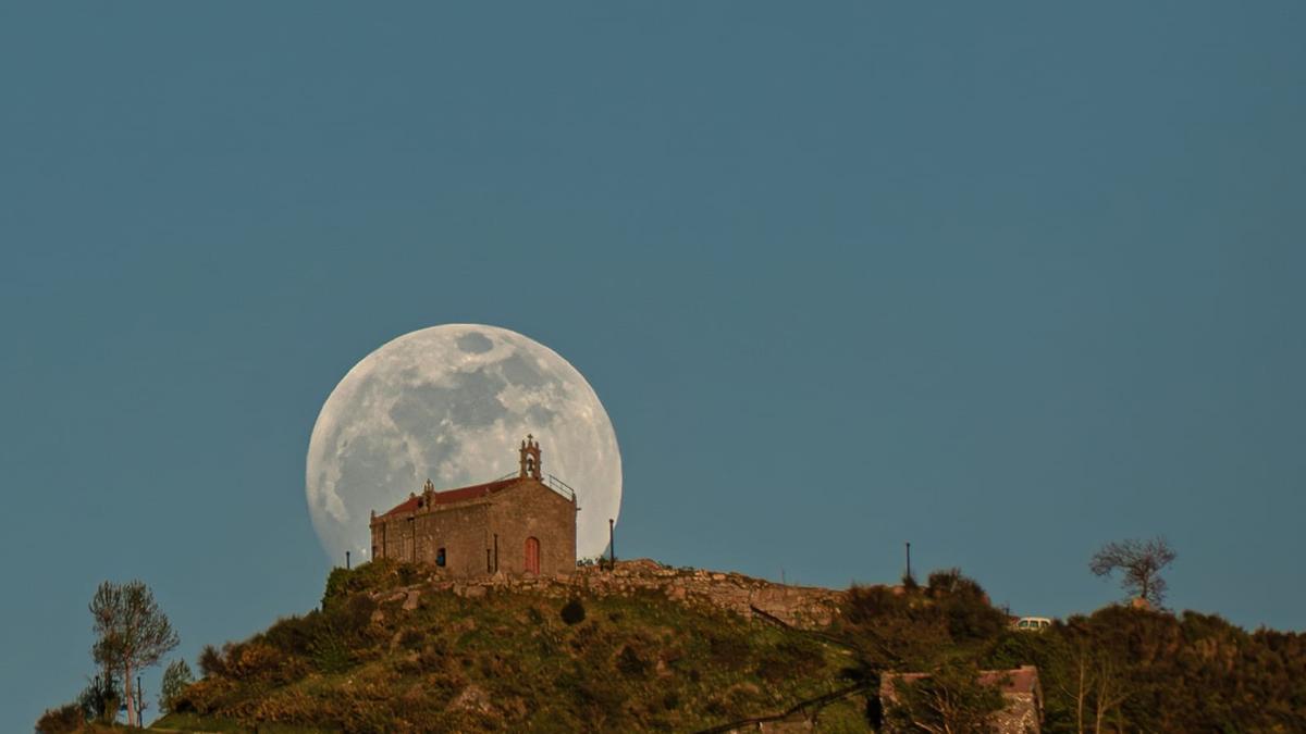 La luna detrás de la ermita del monte Alba, el pasado lunes.