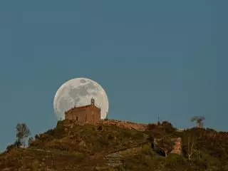 Una hermosa luna cruza desde el monte Alba hasta las Cíes