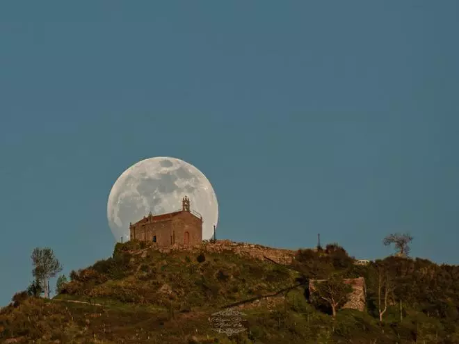 Una hermosa luna cruza desde el monte Alba hasta las Cíes