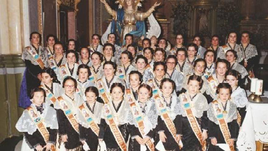 La comisión de fiestas del Campanar rinde homenaje a las festeras de hace 25 años