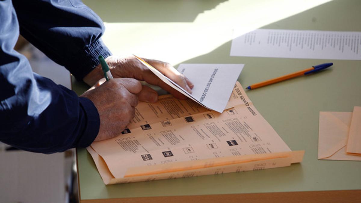 Un ciudadano rellena una papeleta electoral, en los comicios generales del 2008, en Madrid.
