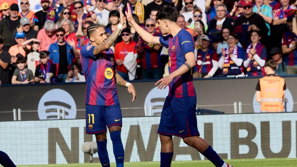 Raphinha y Bernal celebran el primer gol